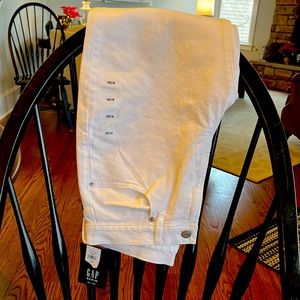 NWT GAP Washwell white denim girlfriend jeans.Staple for all wardrobes!
